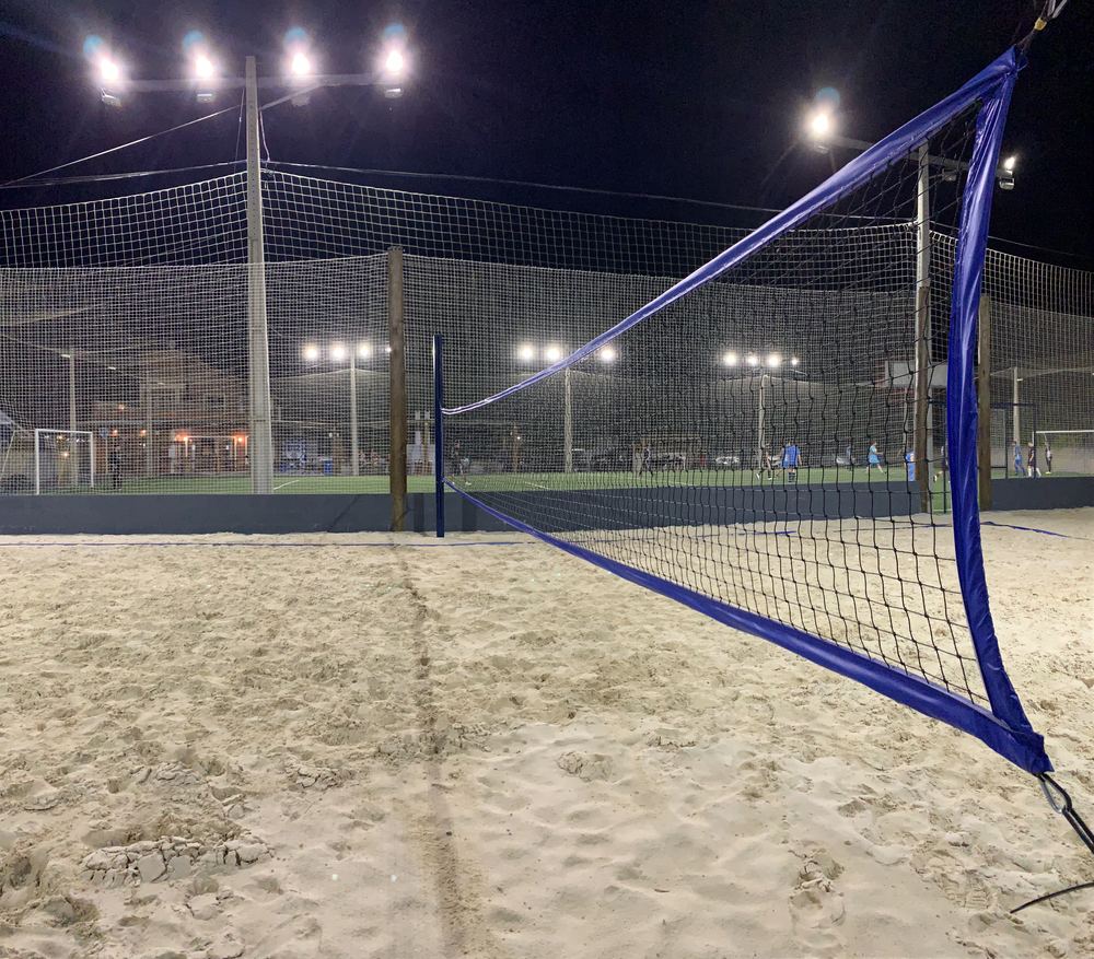 Quadras de areia para beach tennis e futevôlei